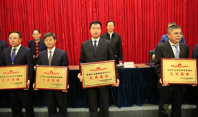 全國(guó)現(xiàn)代種業(yè)發(fā)展暨南繁硅谷建設(shè)工作會(huì)議強(qiáng)調(diào) 打造南繁硅谷 建設(shè)種業(yè)強(qiáng)國(guó) 為農(nóng)業(yè)農(nóng)村現(xiàn)代化提供有力支撐